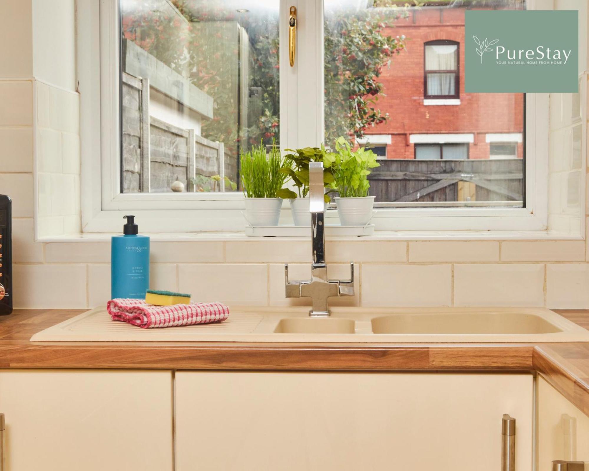 Big Contractor House With 6 Beds & Free Parking By Purestay - 7 Night Min!