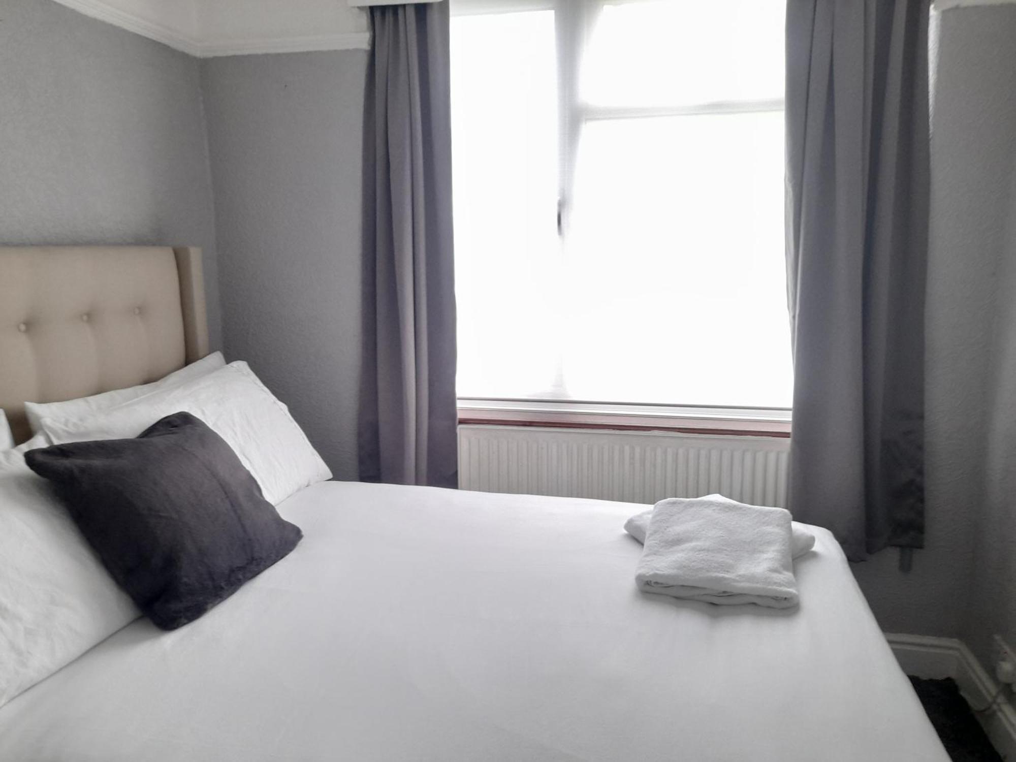 Holiday home Bright 4-bed House 15 Min To Centre