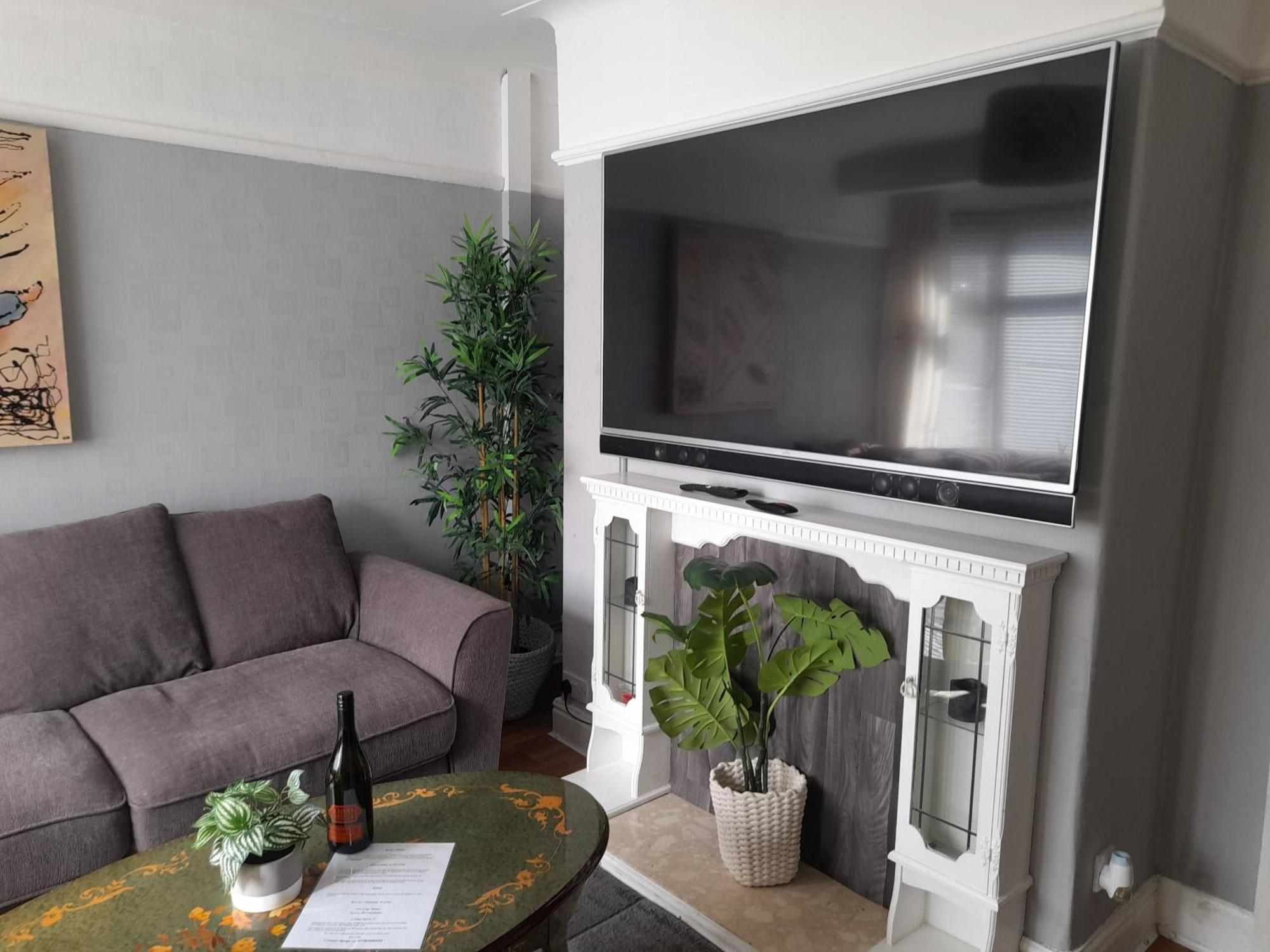 Bright 4-bed House 15 Min To Centre * Manchester