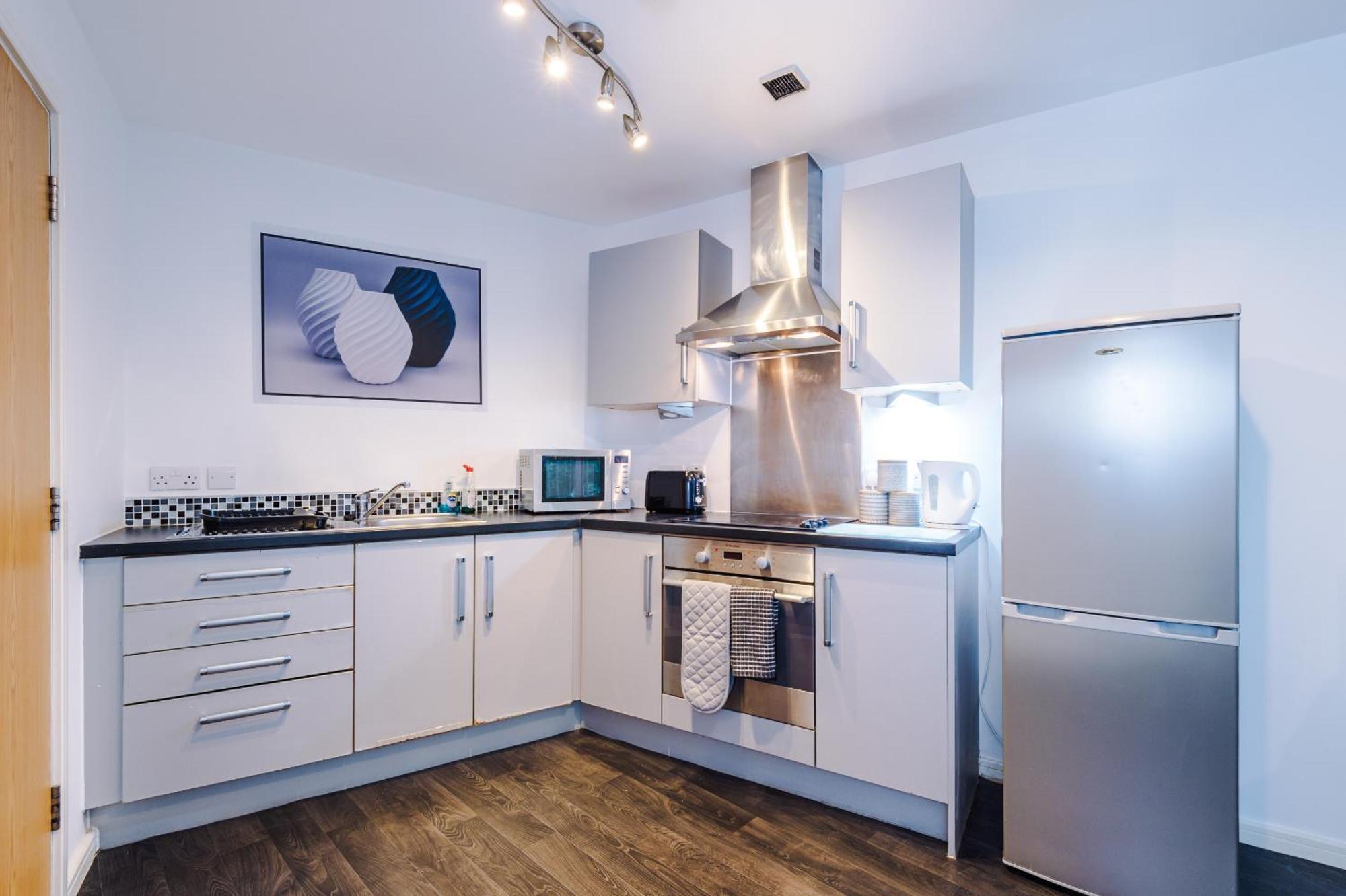 2 Bed With Balcony Private Parking Near Etihad Stadium, Coop Live Apartment *