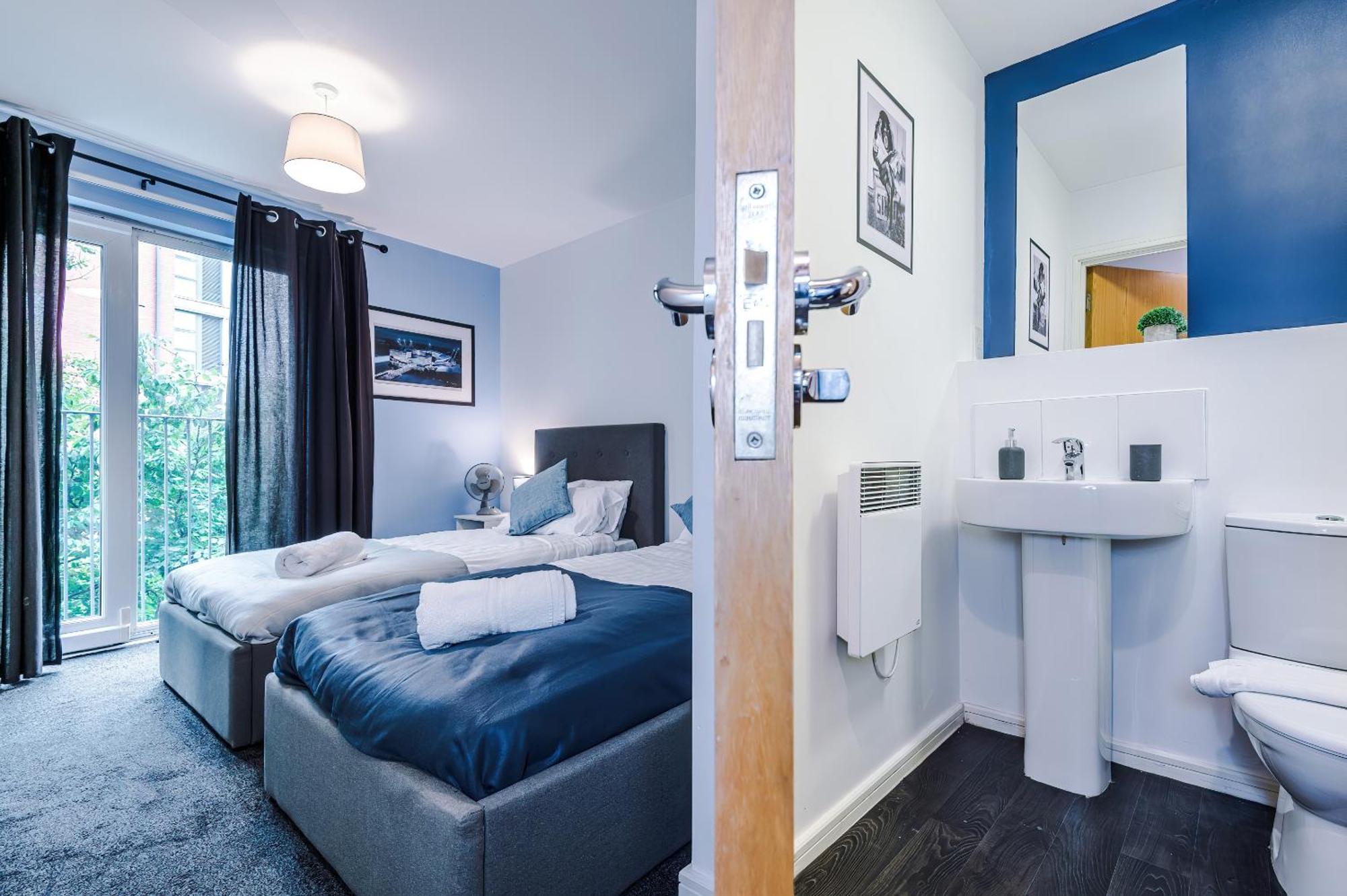 Apartment 2 Bed With Balcony Private Parking Near Etihad Stadium, Coop Live