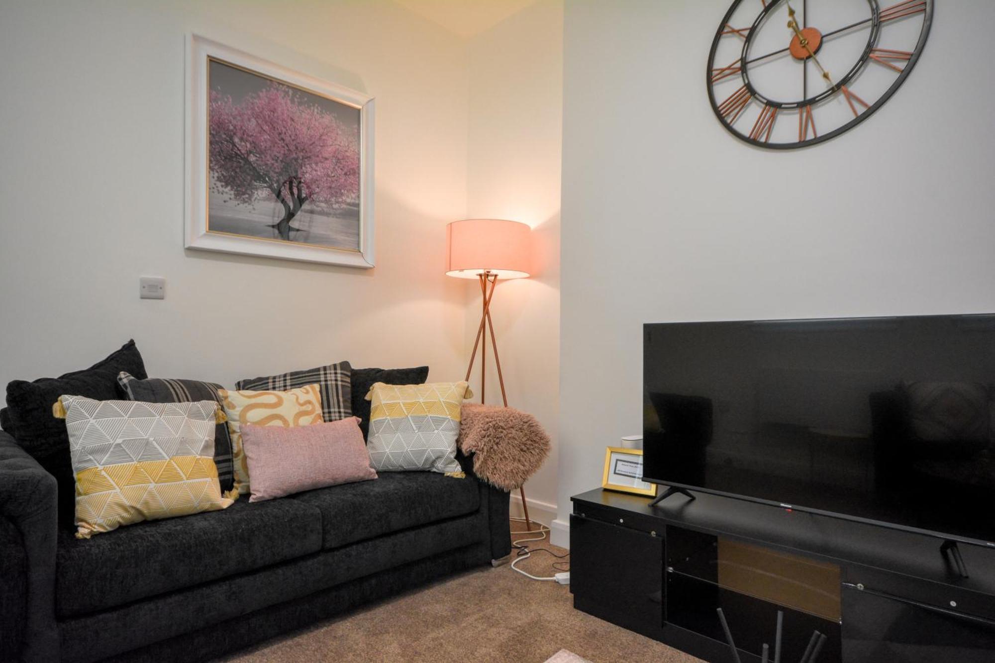 Stylish With Free Parking Apartment *