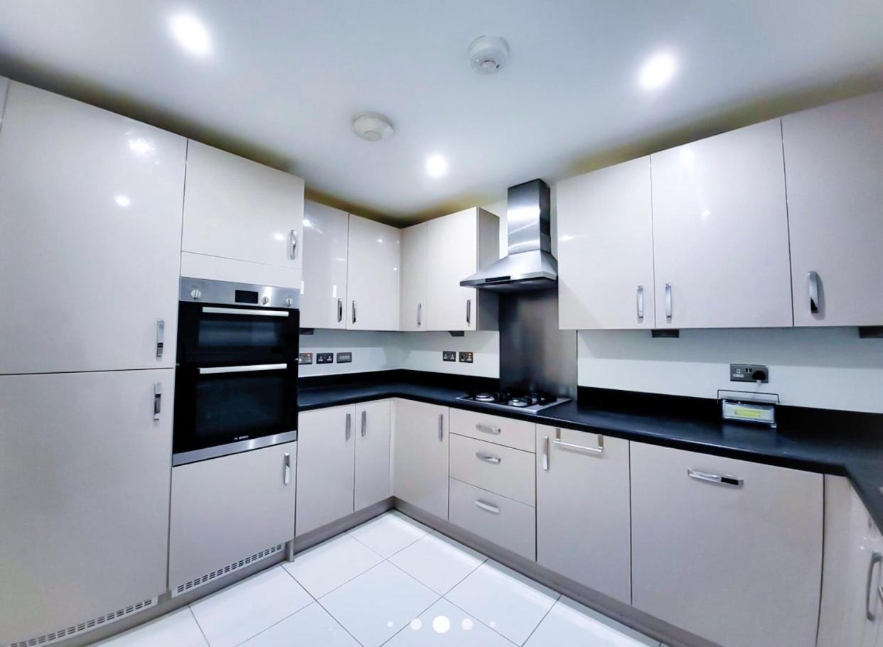 Bed & Breakfast Royal At Coop Live Etihad, Sports *