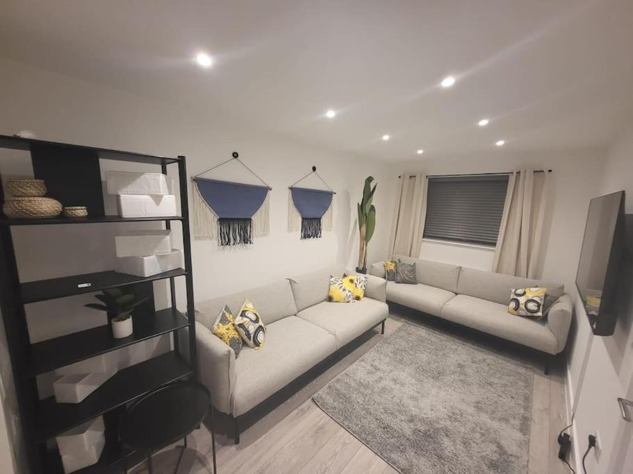 New 4 Bedrm House! Parking. 10min To / Etihad Holiday home *