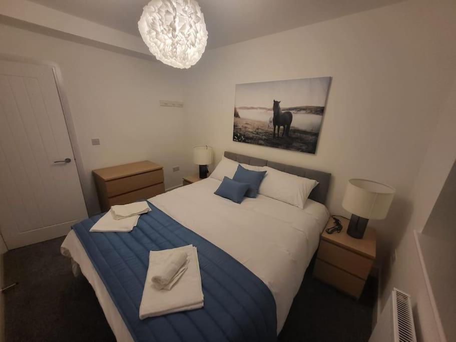 Holiday home New 4 Bedrm House! Parking. 10min To / Etihad Manchester
