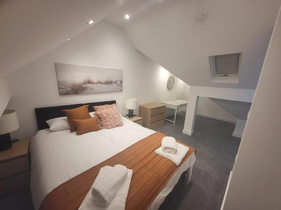 Holiday home New 4 Bedrm House! Parking. 10min To / Etihad *