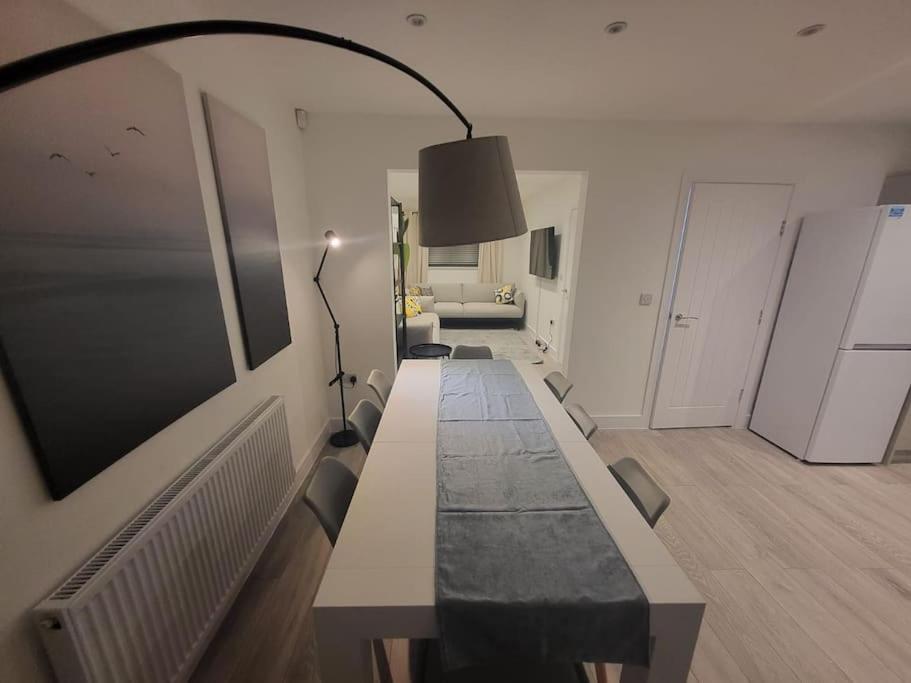 New 4 Bedrm House! Parking. 10min To / Etihad *