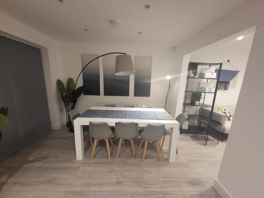 New 4 Bedrm House! Parking. 10min To / Etihad Holiday home *