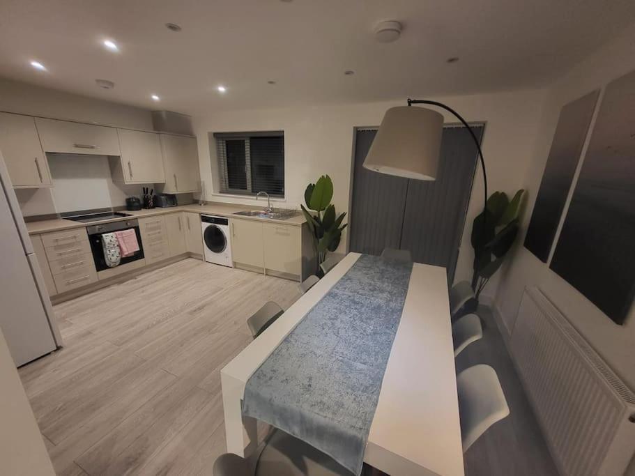 Holiday home New 4 Bedrm House! Parking. 10min To / Etihad Manchester
