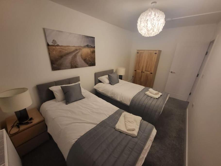 Holiday home New 4 Bedrm House! Parking. 10min To / Etihad