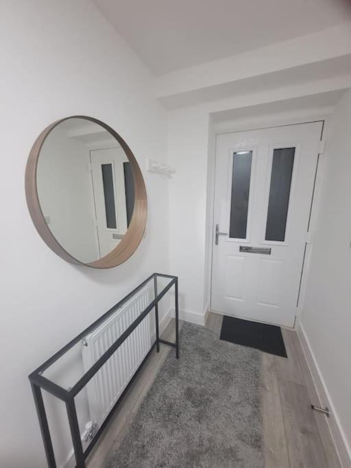 New 4 Bedrm House! Parking. 10min To / Etihad Holiday home Manchester