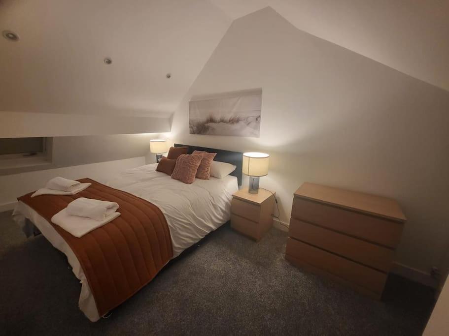 Holiday home New 4 Bedrm House! Parking. 10min To / Etihad *