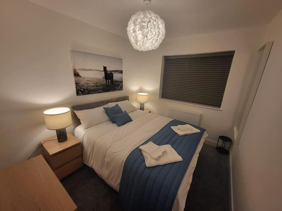 New 4 Bedrm House! Parking. 10min To / Etihad