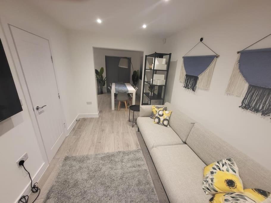 Holiday home New 4 Bedrm House! Parking. 10min To / Etihad Manchester