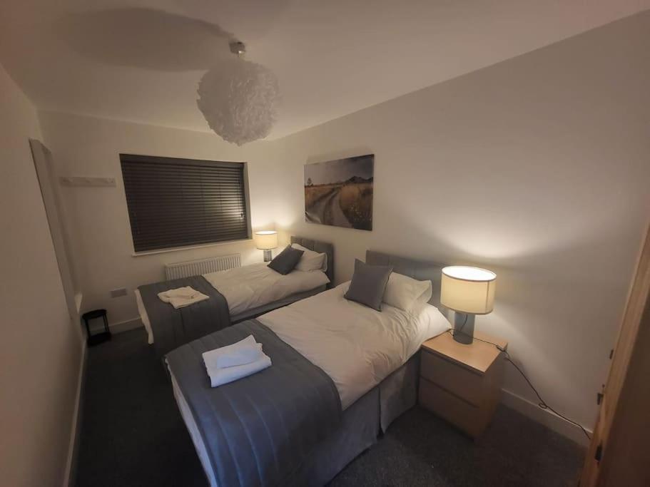New 4 Bedrm House! Parking. 10min To / Etihad * Manchester