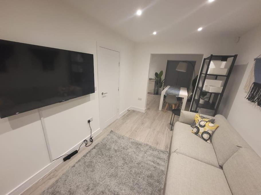 Holiday home New 4 Bedrm House! Parking. 10min To / Etihad