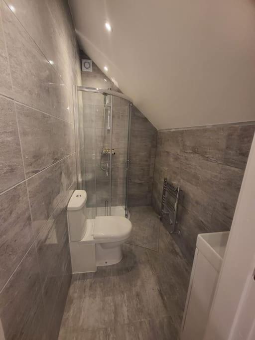 New 4 Bedrm House! Parking. 10min To / Etihad Holiday home Manchester