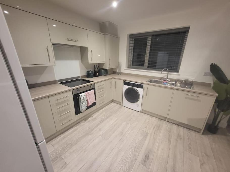 New 4 Bedrm House! Parking. 10min To / Etihad Manchester