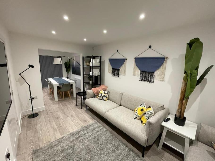 Holiday home New 4 Bedrm House! Parking. 10min To / Etihad *