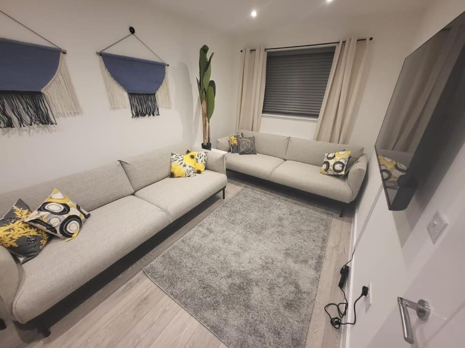 New 4 Bedrm House! Parking. 10min To / Etihad *