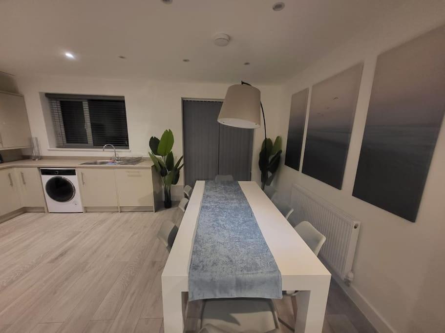 New 4 Bedrm House! Parking. 10min To / Etihad Holiday home *