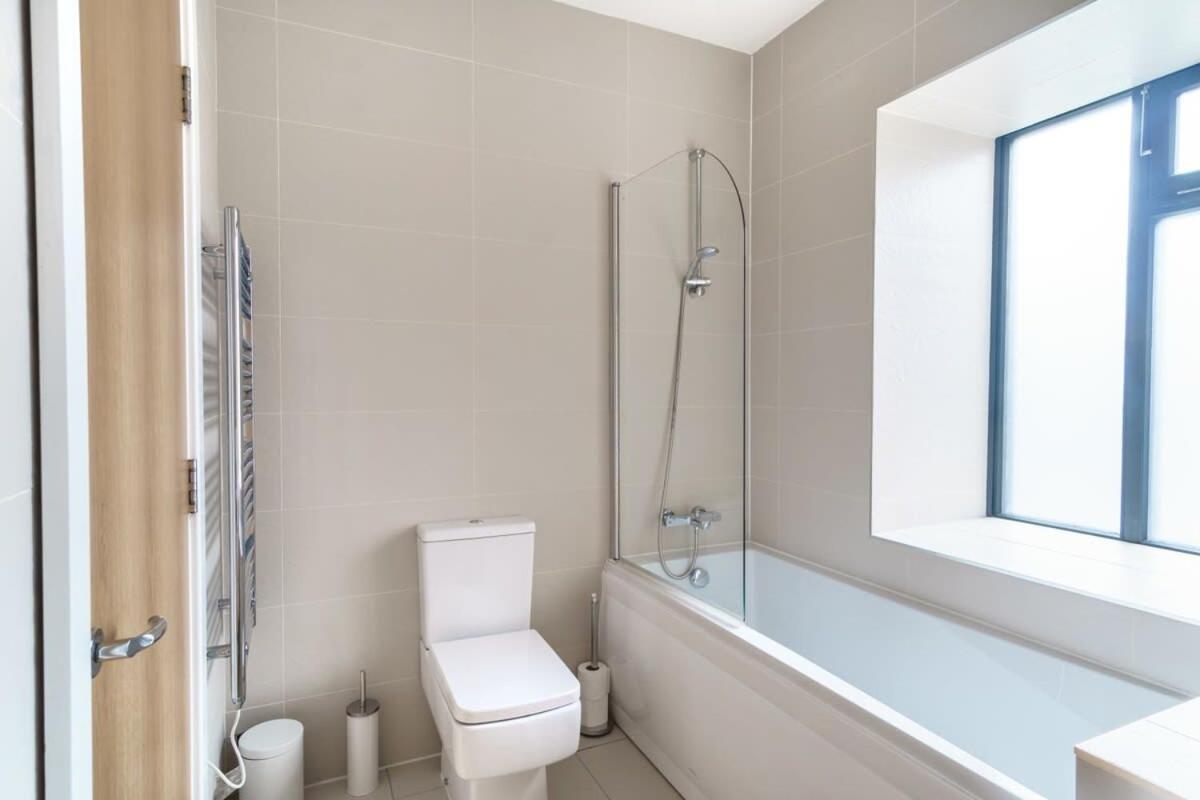 Bright 2 Bedroom In Apartment *