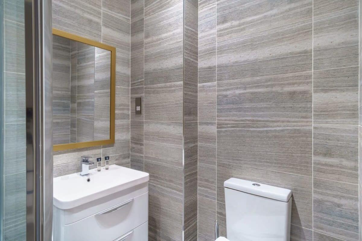 Bright 2 Bedroom In Apartment