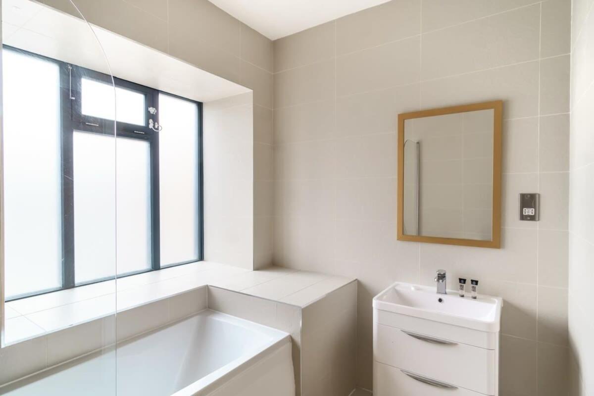 Bright 2 Bedroom In *