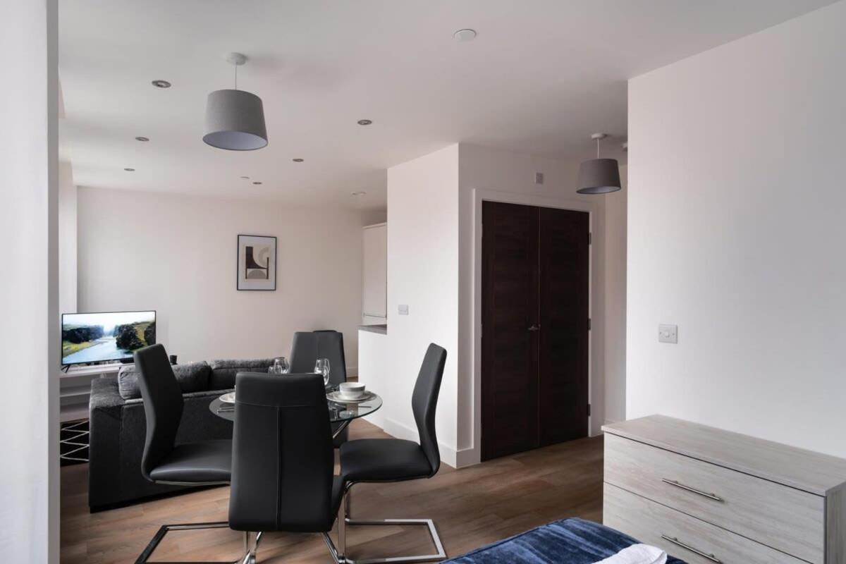 Zeni, Alexandra Rise Smart Apartment Manchester