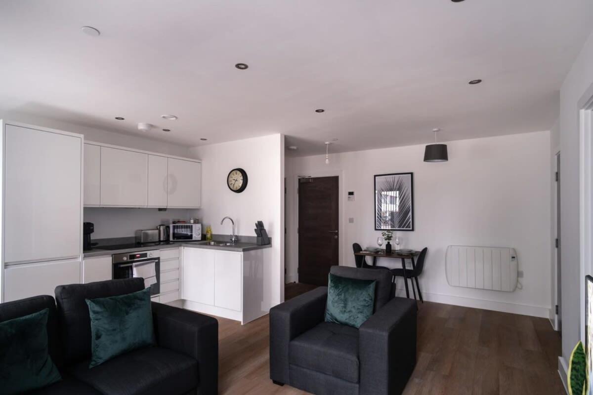 Zeni, Alexandra Rise Neat 1 Bed Apartment Manchester