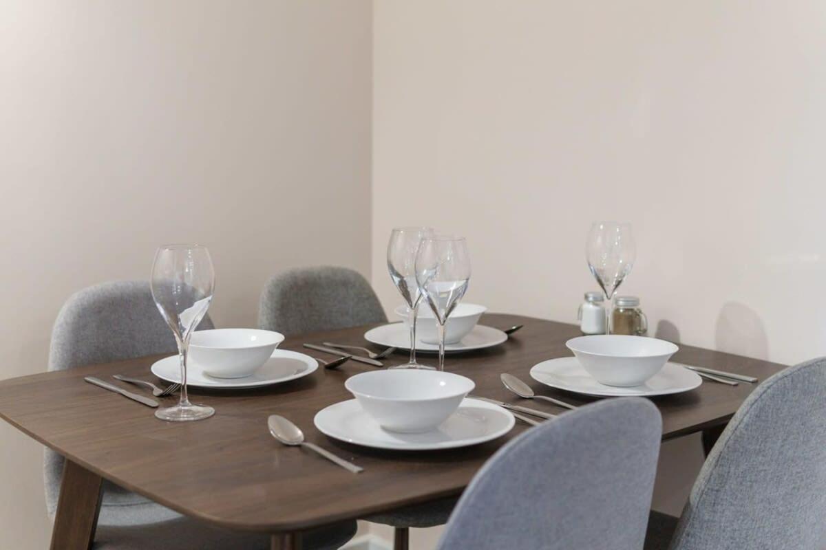 Apartment Bright 2 Bed - Sleeps 4 *