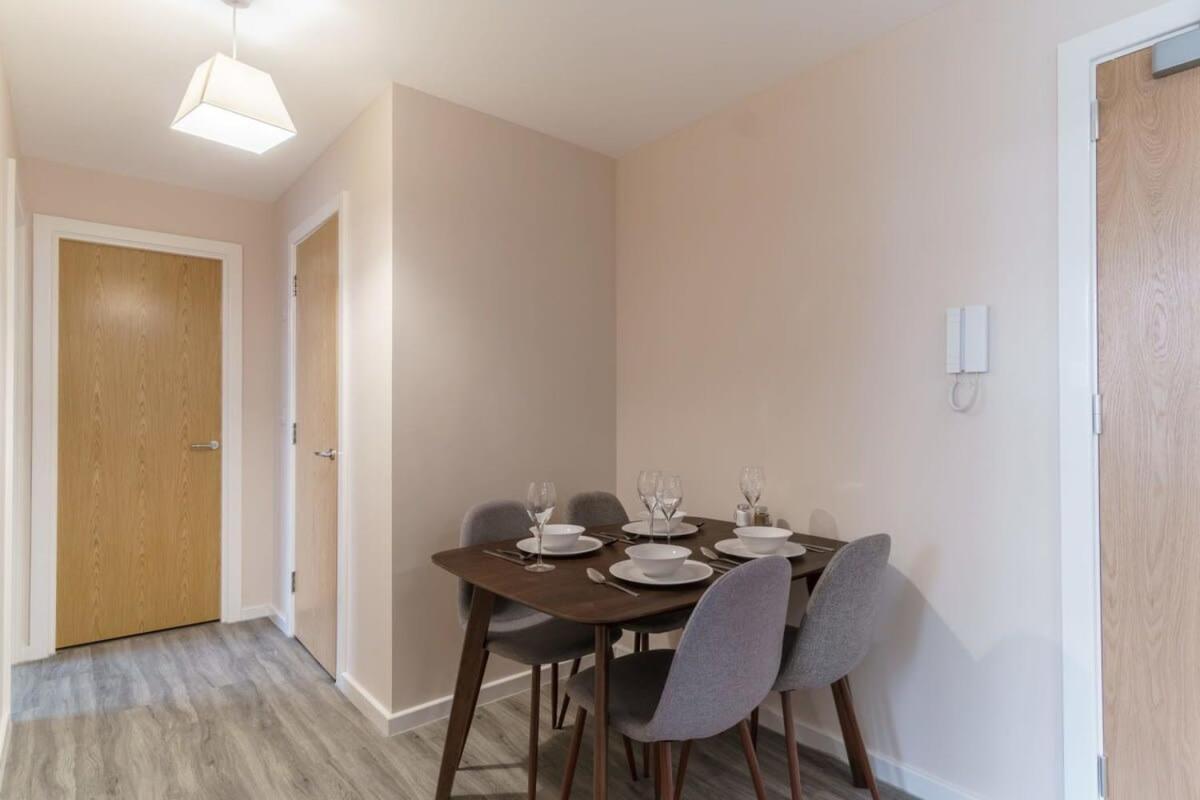 Apartment Bright 2 Bed - Sleeps 4 *