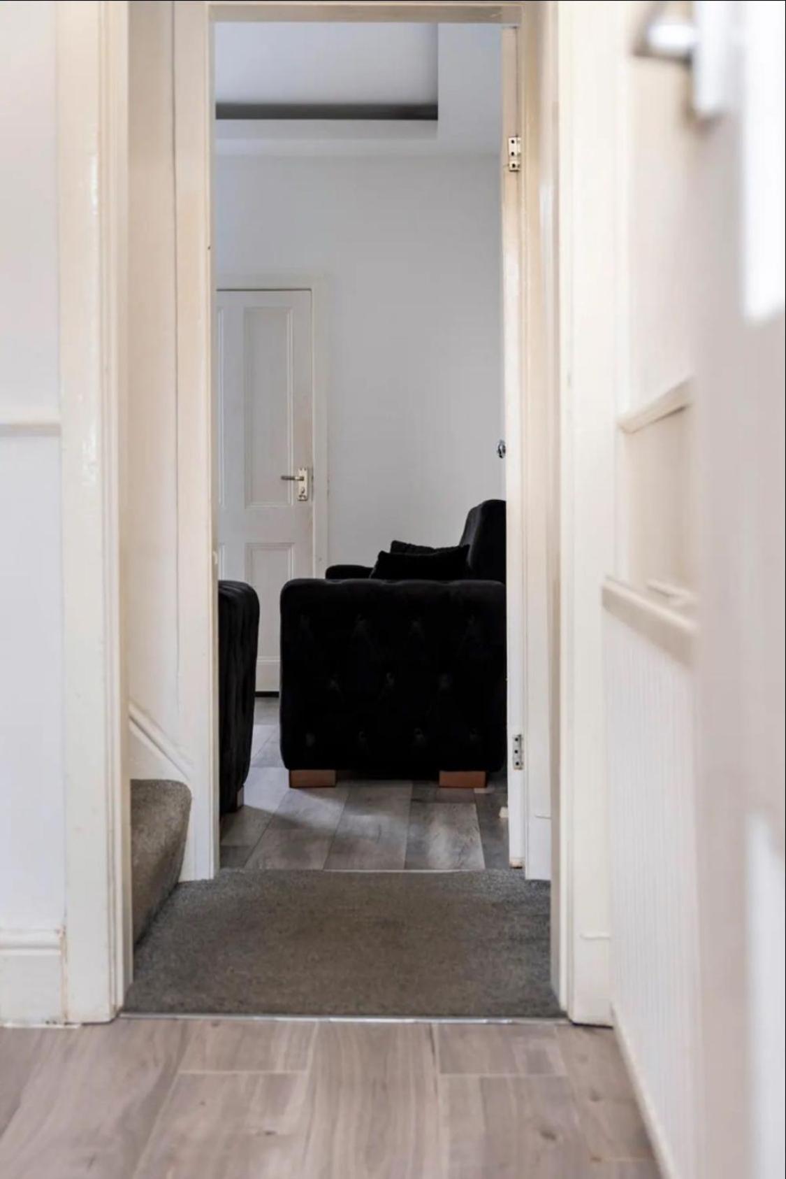 Apartment 3 Bedroom House With Modern Interior, Close To The Etihad Stadium