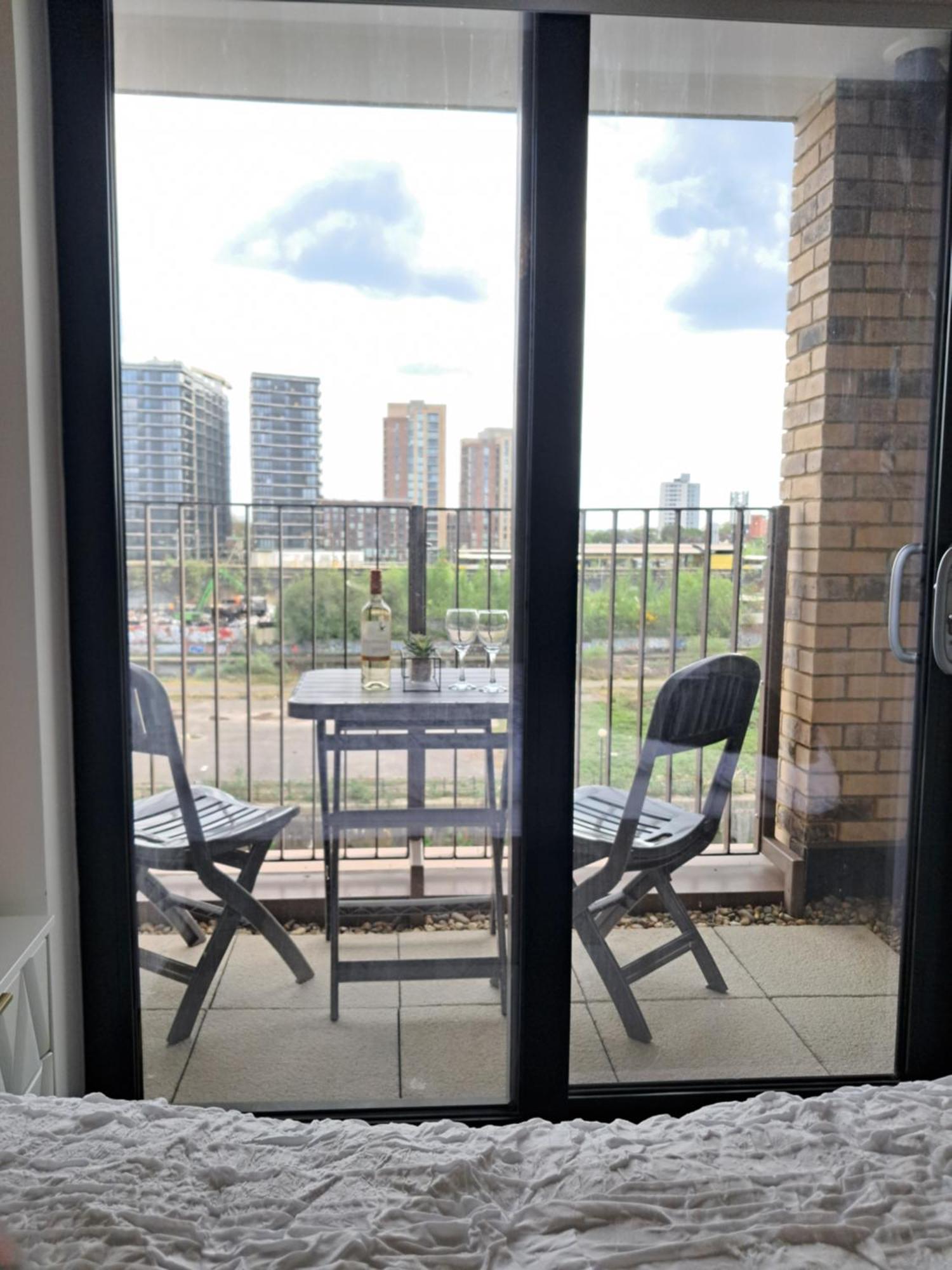 Balcony, Waterfront, En-suite, Roof Terrace, Yogo Exercise Studio, City Views Salford Apartment *