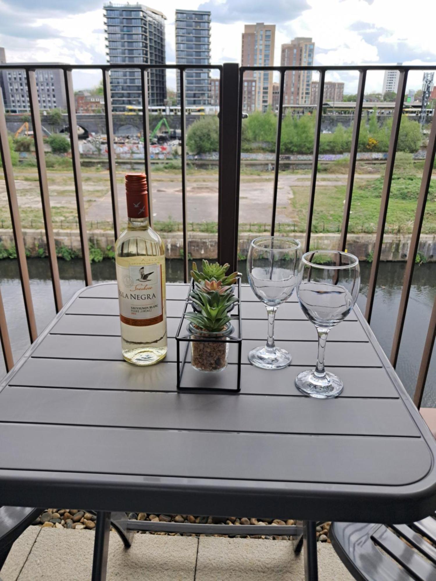 Balcony, Waterfront, En-suite, Roof Terrace, Yogo Exercise Studio, City Views Salford Apartment