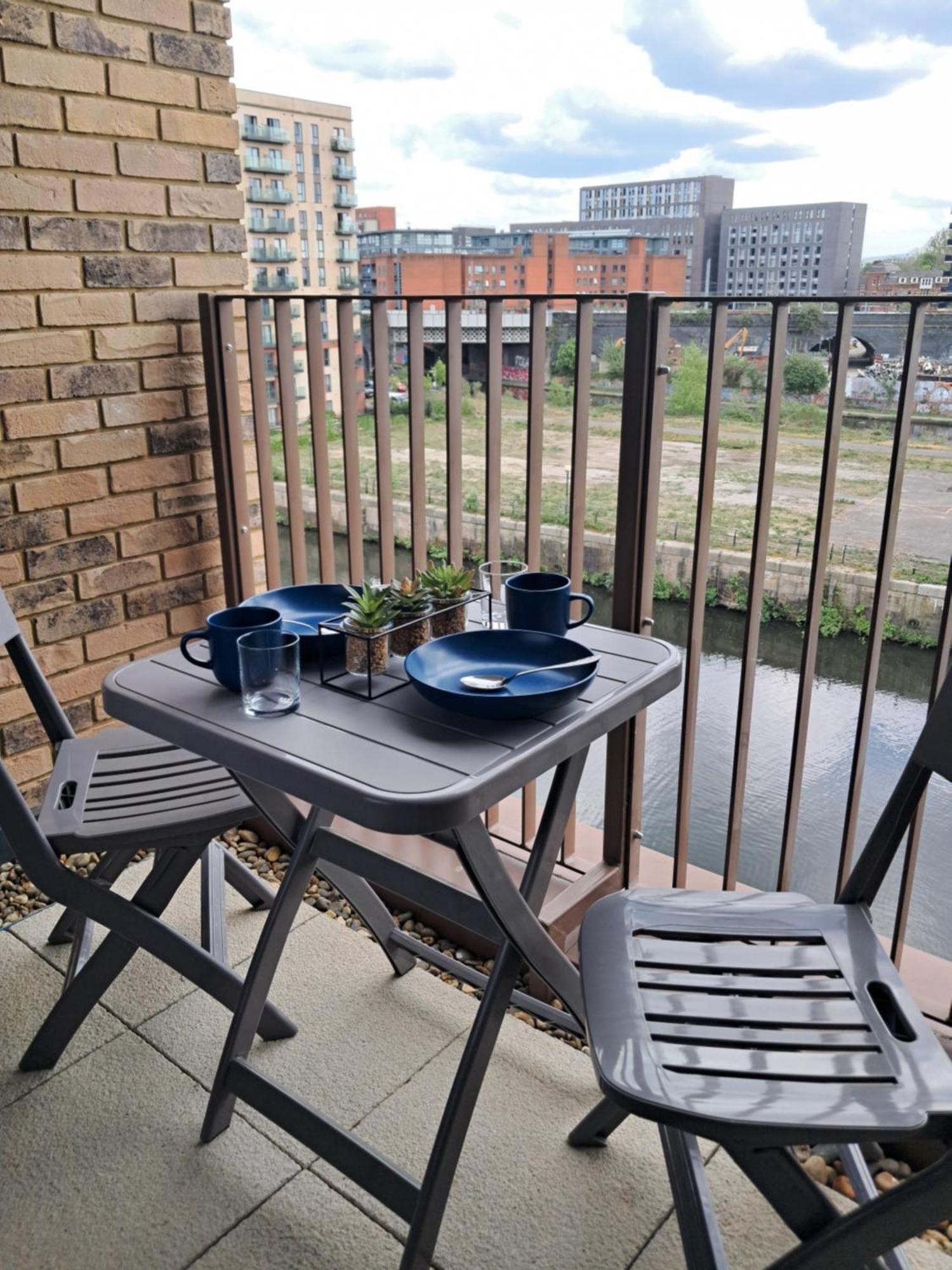 Apartment Balcony, Waterfront, En-suite, Roof Terrace, Yogo Exercise Studio, City Views Salford Manchester