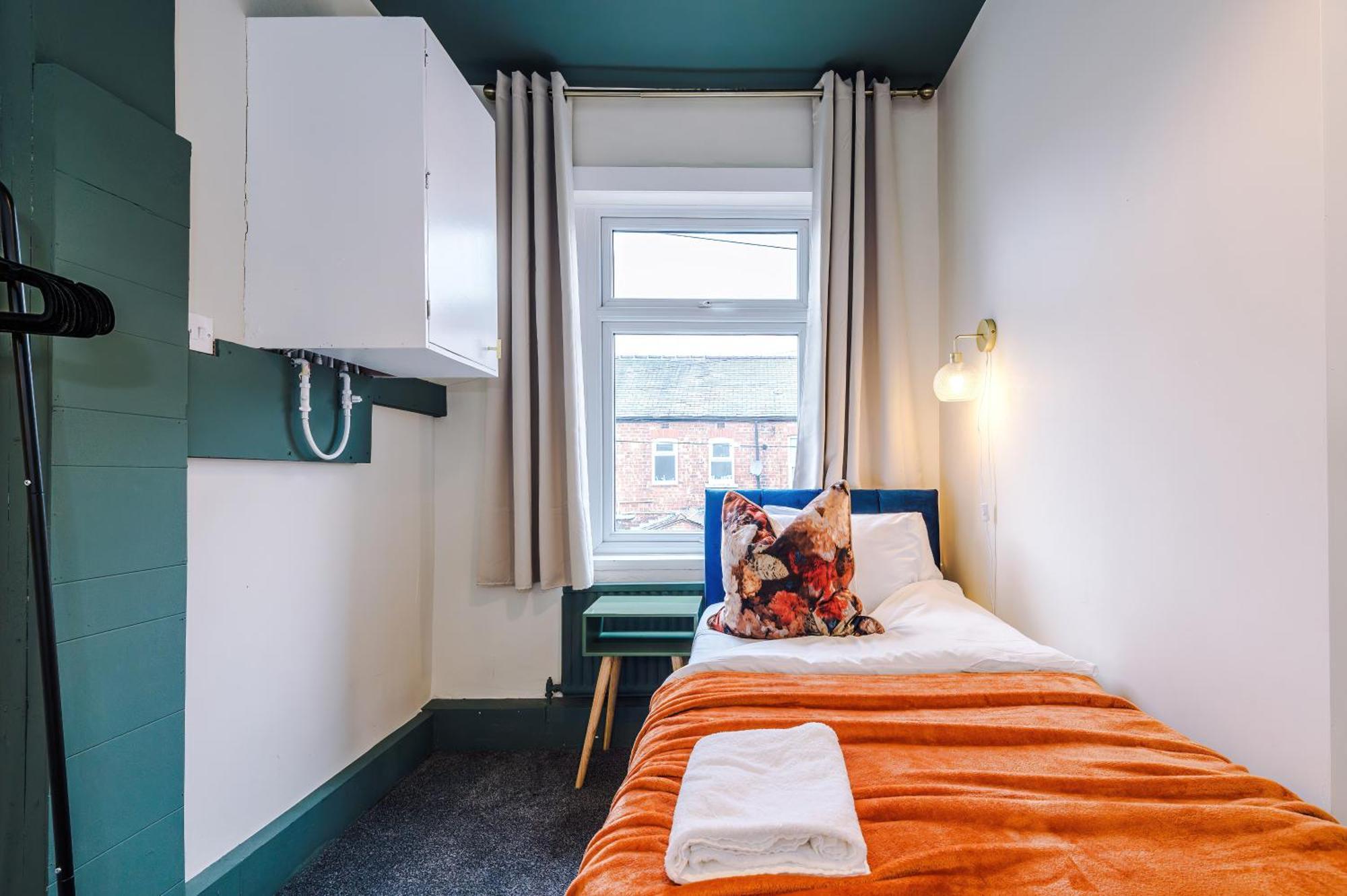 Charming 3-bedroom House-salford Manchester