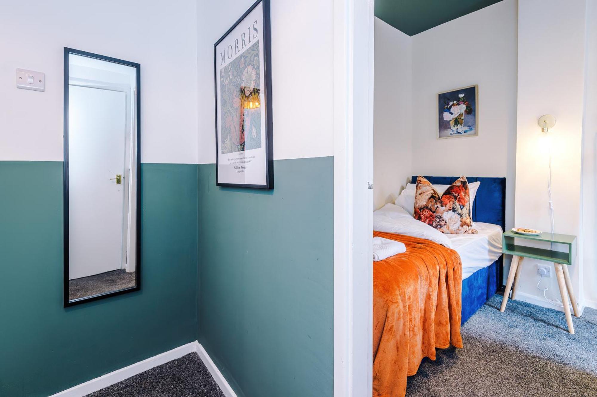 Charming 3-bedroom House-salford * Manchester