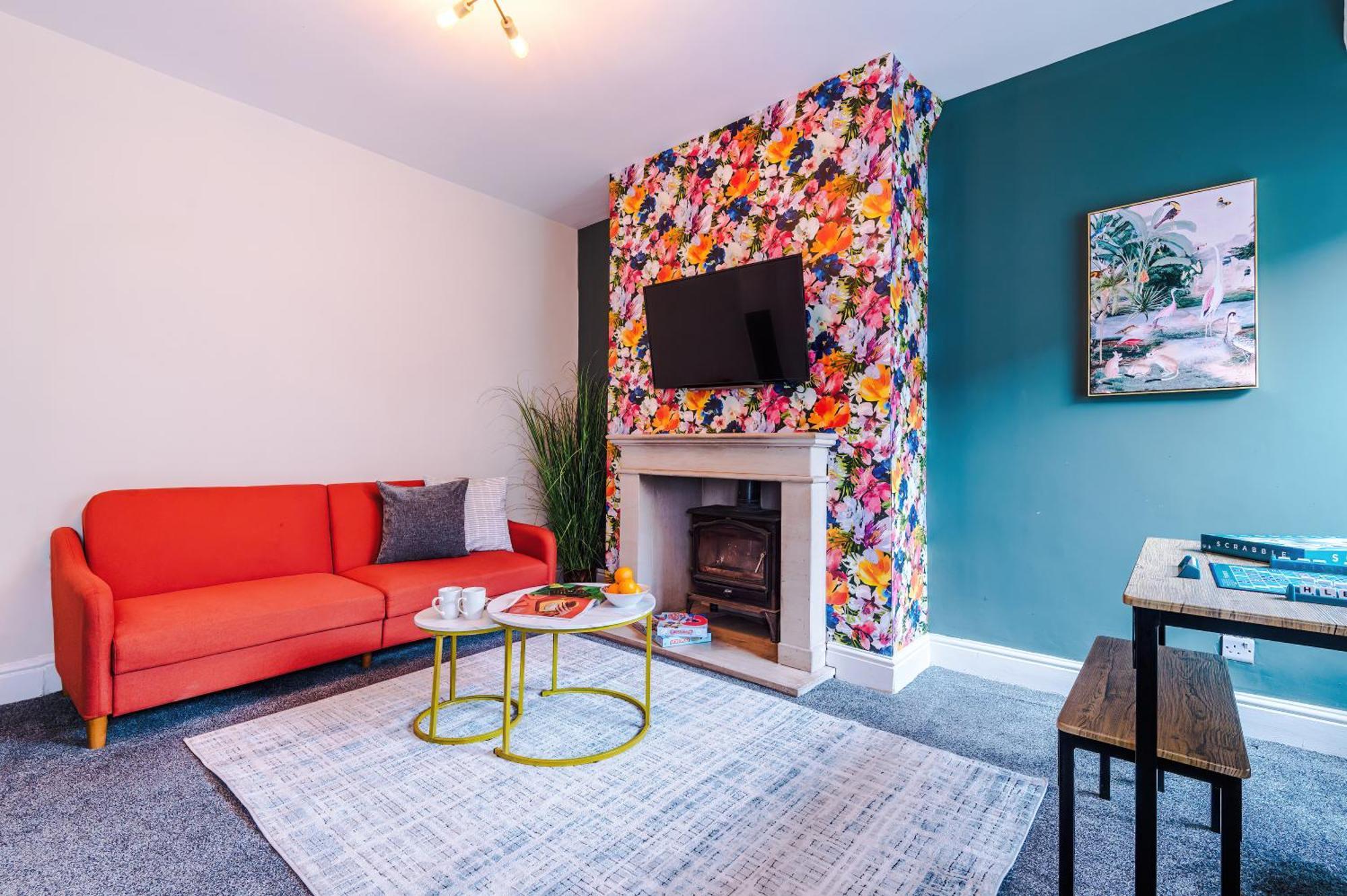Charming 3-bedroom House-salford *