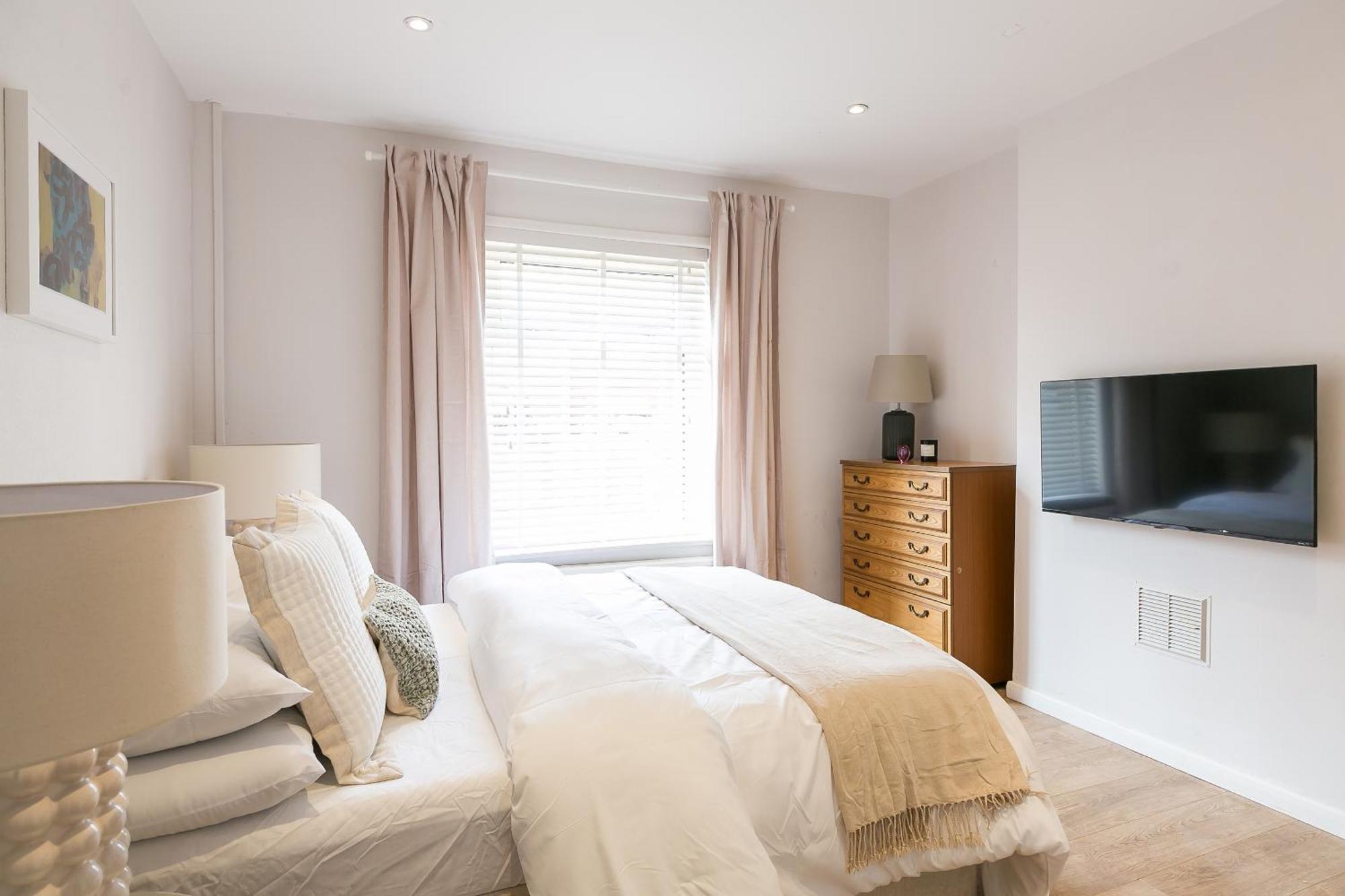 Spacious 4 Bedroom - Sleeps 8 Holiday home Manchester