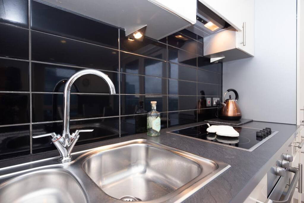 Apartment Stylish Mediacity 2bed, Sleeps 6, Amazing Views Manchester
