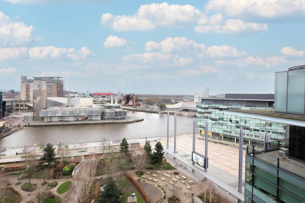 Stylish Mediacity 2bed, Sleeps 6, Amazing Views Apartment *