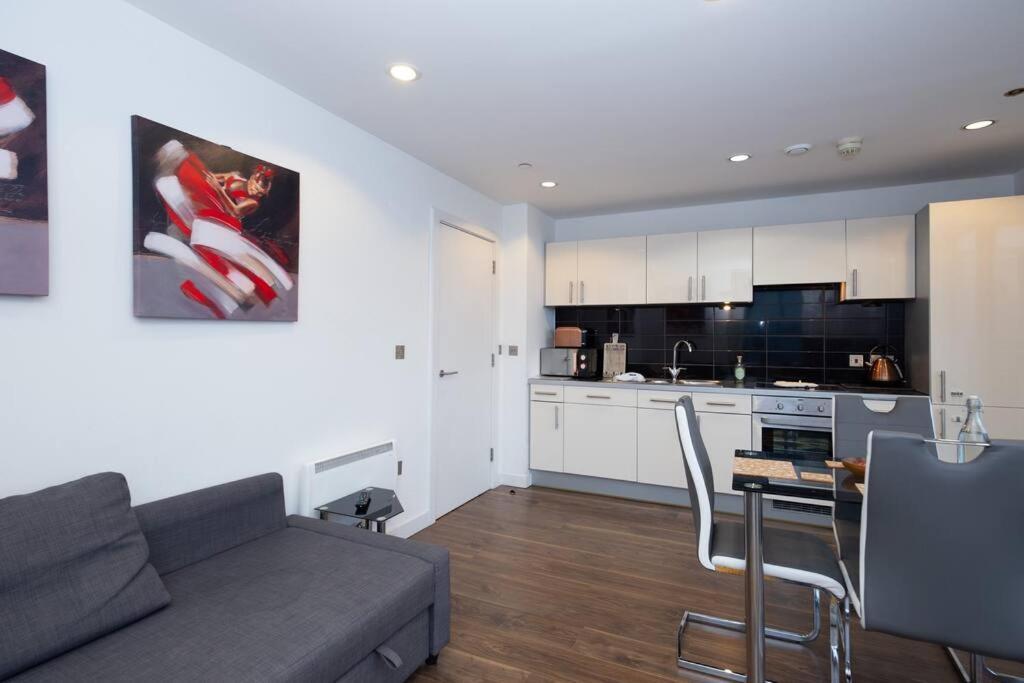 Stylish Mediacity 2bed, Sleeps 6, Amazing Views Apartment *