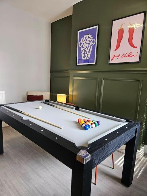 Spacious Stylish Home With Free Parking 10 Mins To Manchester Centre & Ao Arena Ideal For Groups & Long Stays Holiday home Manchester