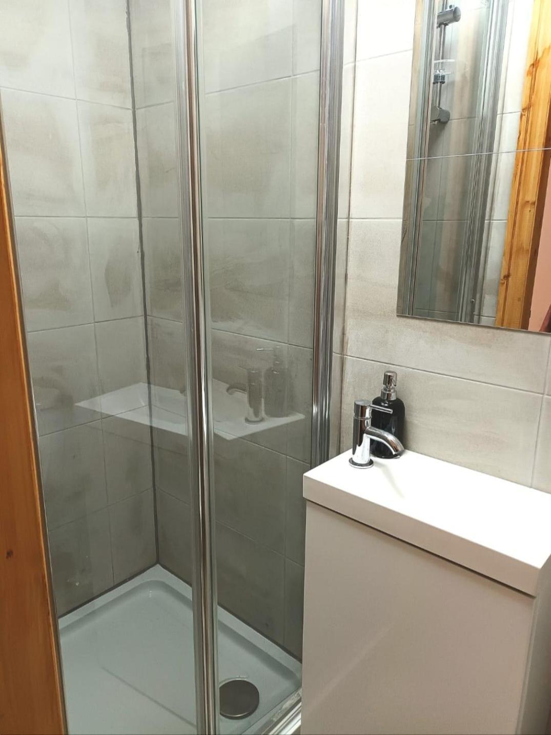 Homestay In 6 Minutes Drive To Victoria Station Manchester