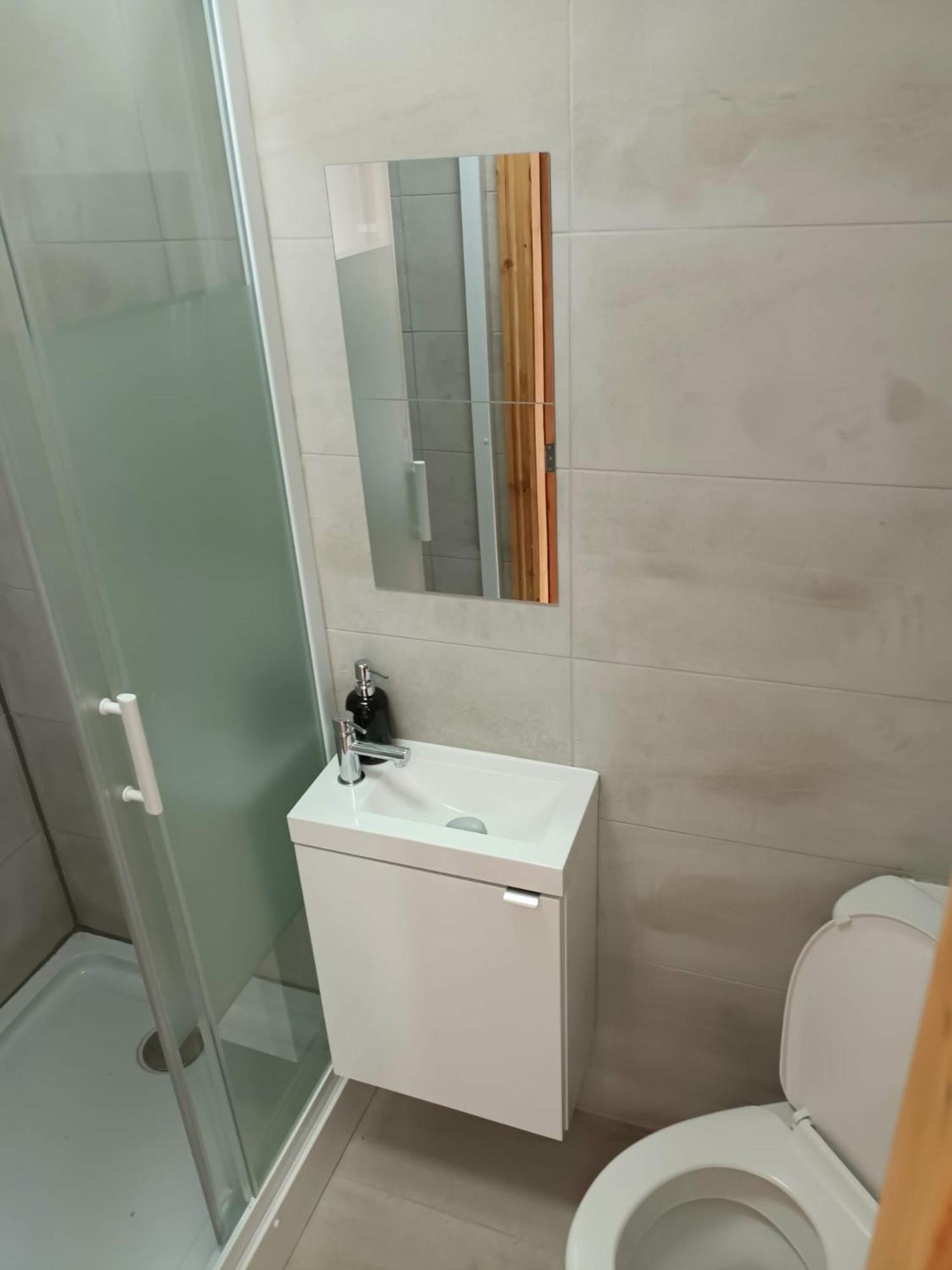 In 6 Minutes Drive To Victoria Station Homestay
