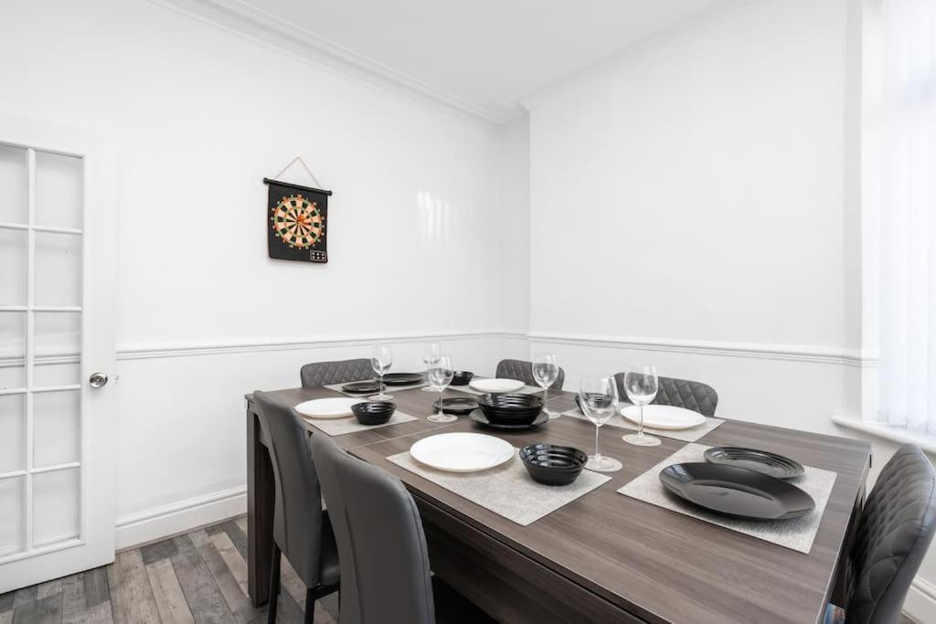 Spacious 3br - Pool Table - Games - Sleeps 9 Holiday home *