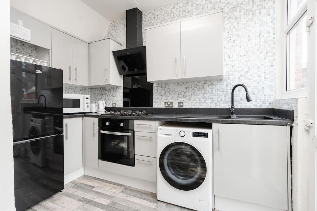Holiday home Spacious 3br - Pool Table - Games - Sleeps 9 Manchester