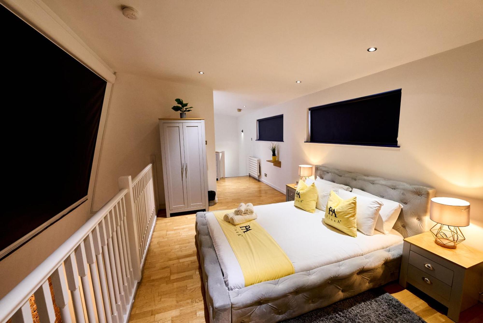 Pluxa Citronella -2 Floors Of Football Location With Workspace Apartment Manchester
