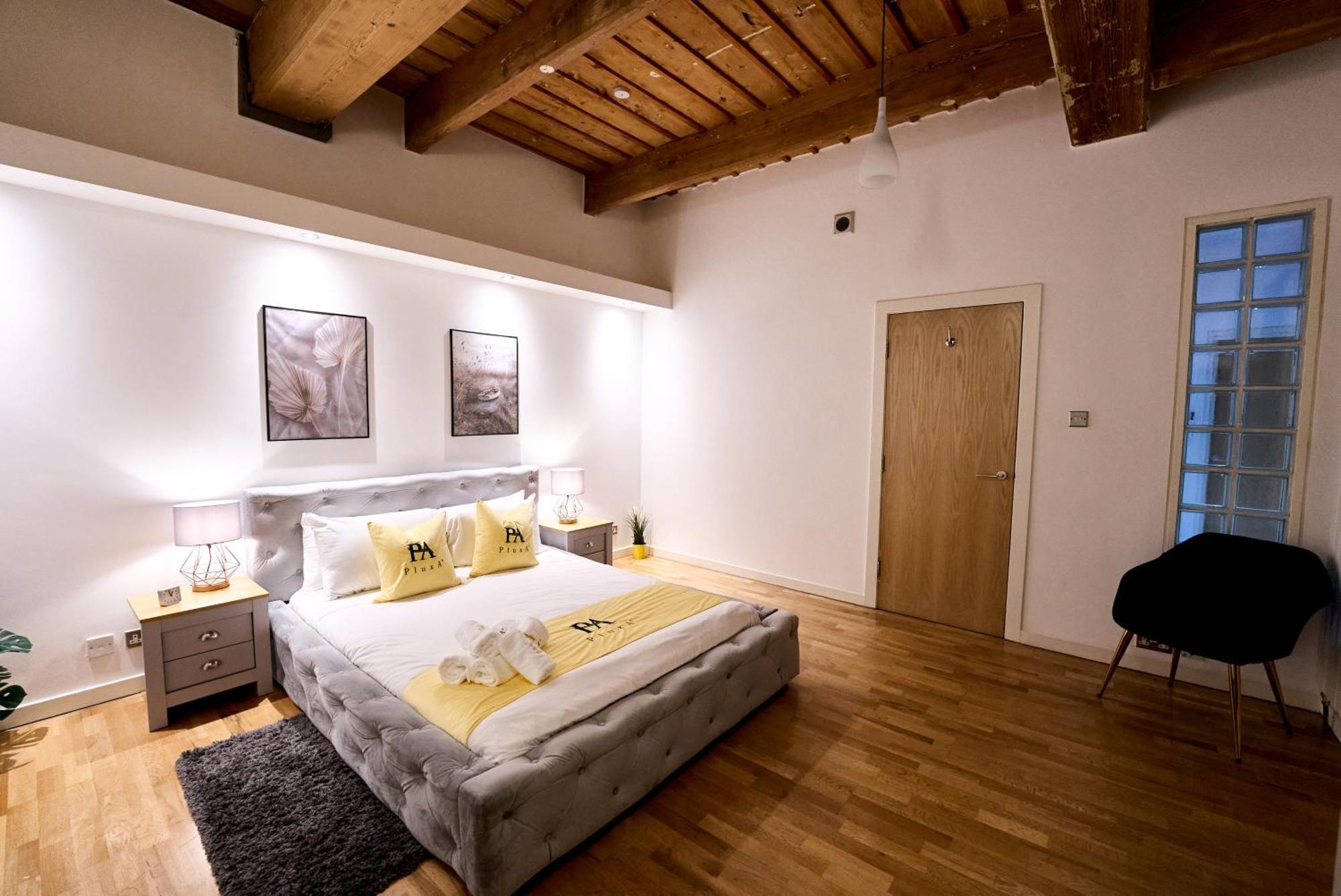 Pluxa Citronella -2 Floors Of Football Location With Workspace Apartment Manchester